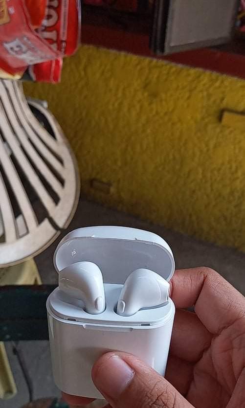 Bluetooth earpods (Category: Earphones) located in Manila. Submitted by joulsj (Listing ID 1018867665, Image 2). Description: Bluetooth earphones assorted 09363849721 Cainta Area.