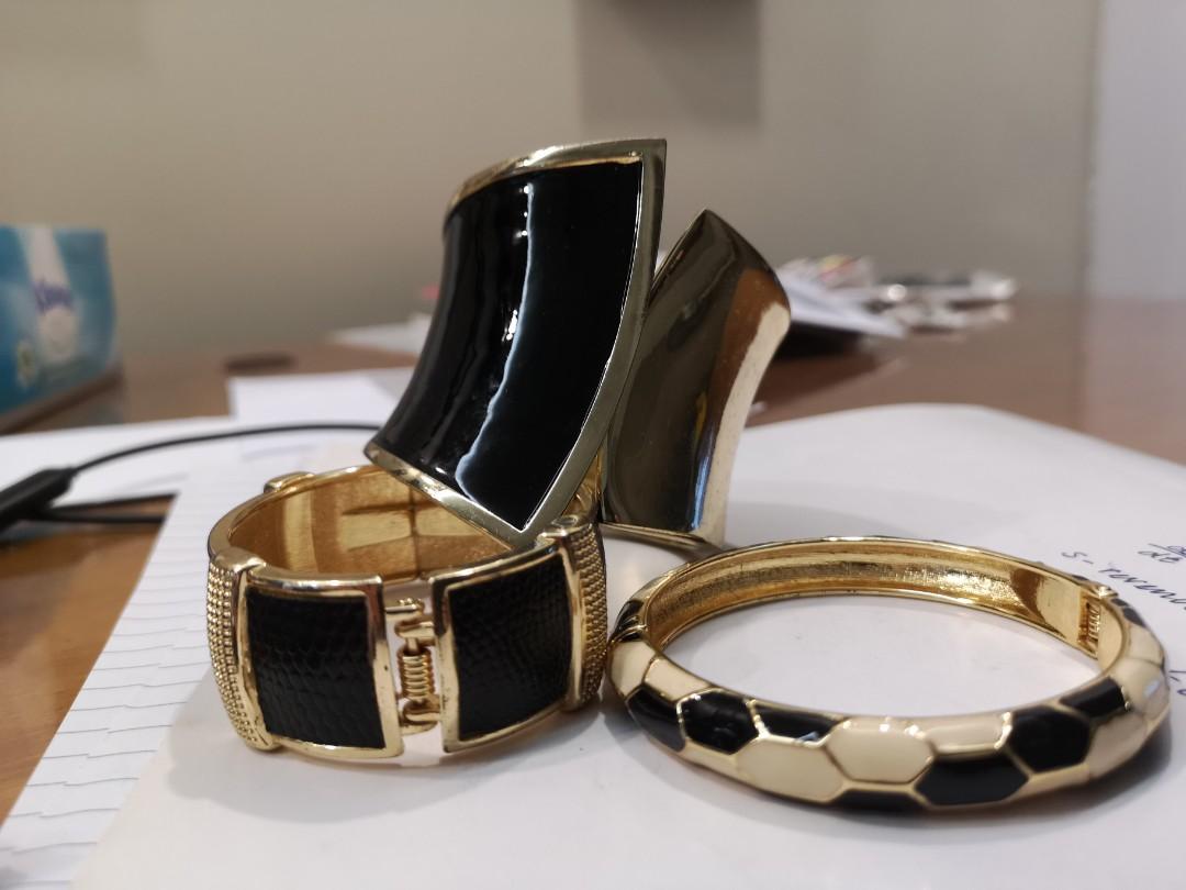Bracelets (Category: Hair Accessories) located in Singapore. Submitted by hoohahee (Listing ID 1018965125, Image 8). Description: .