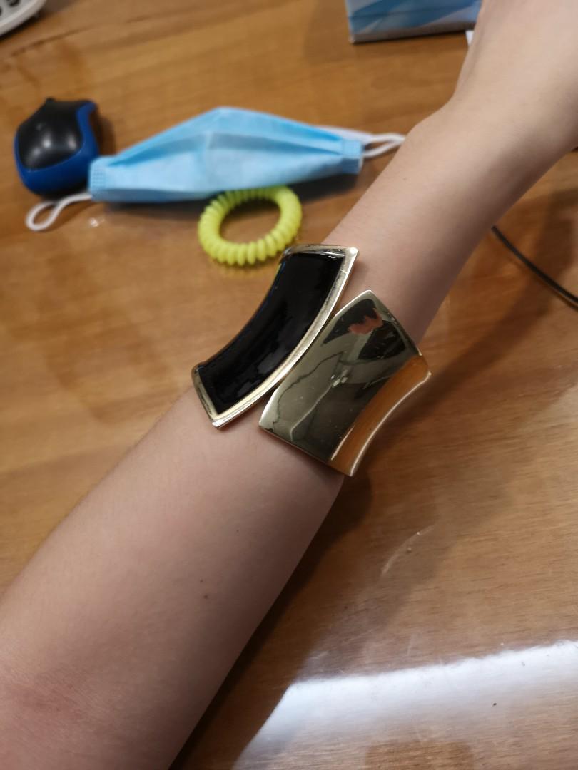Bracelets (Category: Hair Accessories) located in Singapore. Submitted by hoohahee (Listing ID 1018965125, Image 7). Description: .