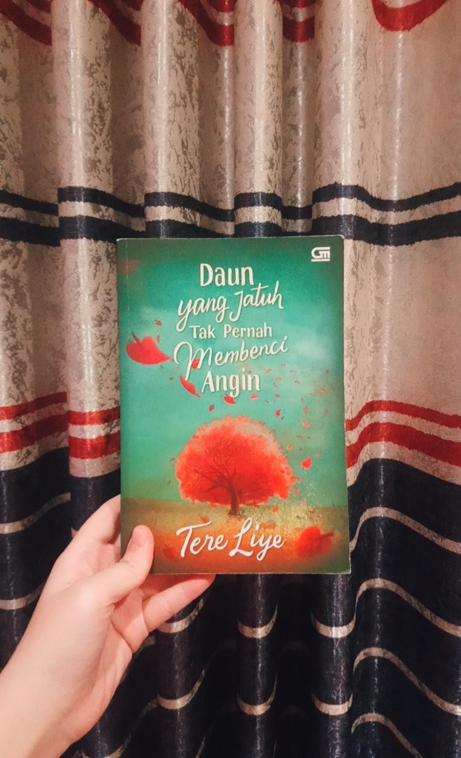 Novel Remaja Daun Yang Jatuh Tak Pernah Membenci Angin Oleh Tere Liye Buku Alat Tulis Buku Di Carousell