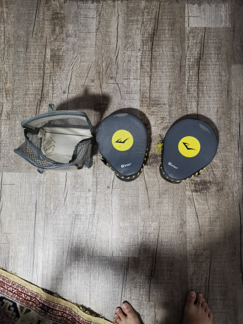 Everlast boxing pads, Sports Equipment, Sports & Games, Racket & Ball