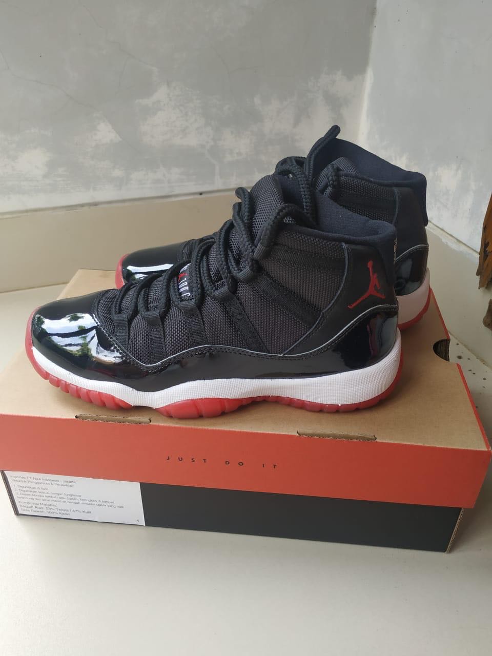 Jordan 11 Bred Size 38 Very Good Condition Original 100 Fesyen Pria Sepatu Sneakers Di Carousell