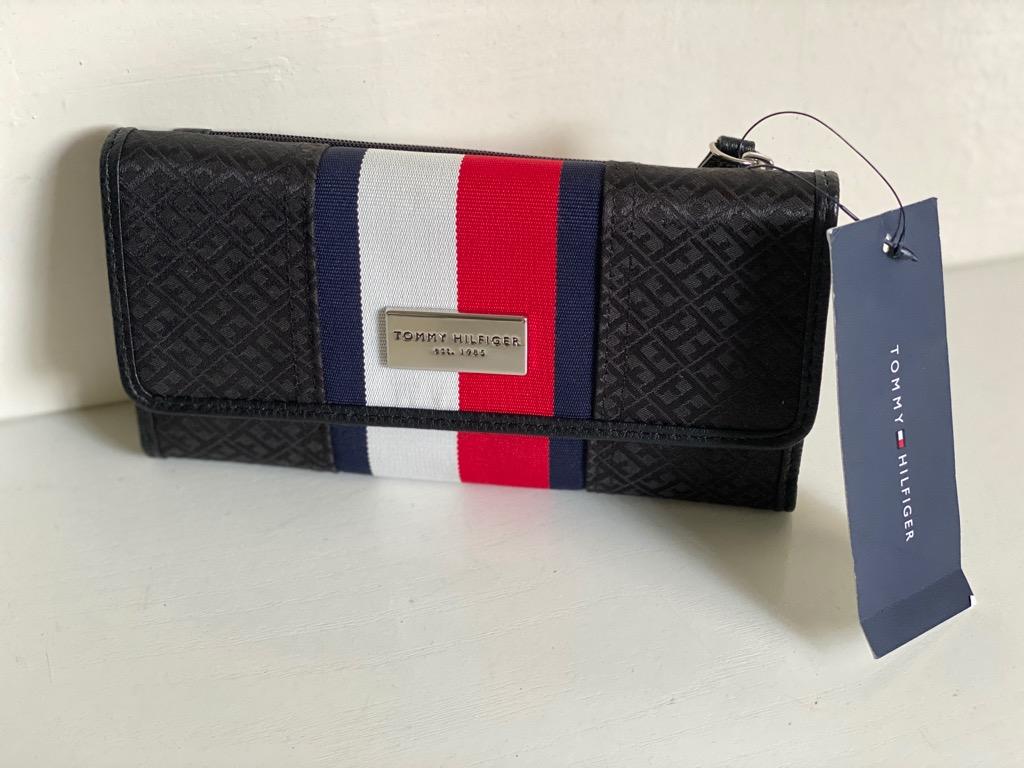Tommy hilfiger 2025 clutch wallet