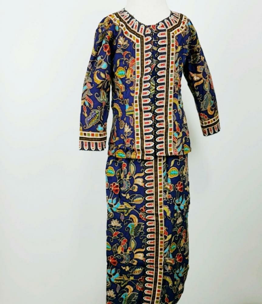 SIA Sarong kebaya SQ uniform / Malay Girl Traditional Ethnic Costume for Hari Raya / Racial Harmony Day (Category: Babies & Kids Fashion) located in Singapore. Submitted by costume_farm (Listing ID 1018877663, Image 1). Description: SIA Singapore Airlines costume for age 3-7 years old #racialharmony #kebaya, #Singapore airline Kebaya, #SIA Kebaya, #Singapore girl costume.