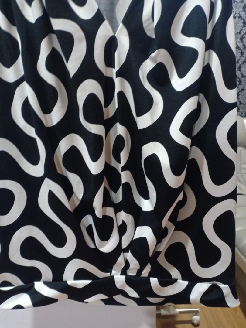 Top (Category: Tops) located in Ipoh. Submitted by reencloset15 (Listing ID 1018862884, Image 2). Description: Rarely worn..looks like new..grab more than 2 from my listing and get free delivery!.