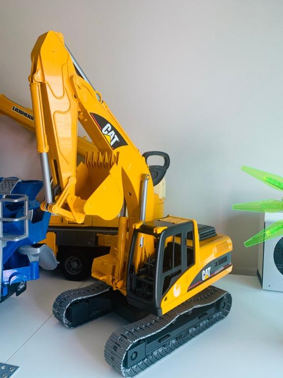 Bruder Cat Excavator Online