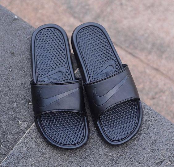 sepatu nike benassi