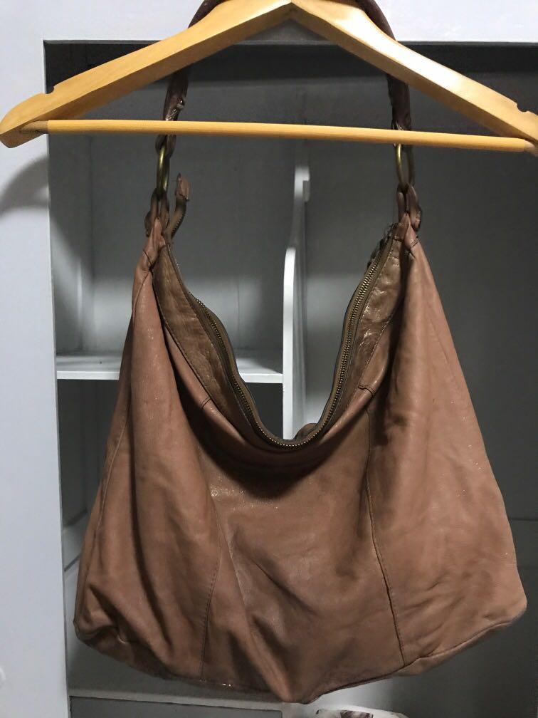 Rabeanco Bag (Category: Luxury Bags & Wallets) located in Rodriguez. Submitted by she_finds (Listing ID 1019305220, Image 3). Description: With signs of usage but still presentable.