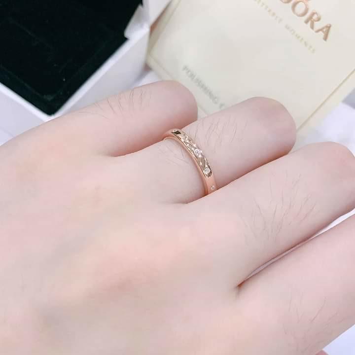 Pandora simple top sparkling band ring