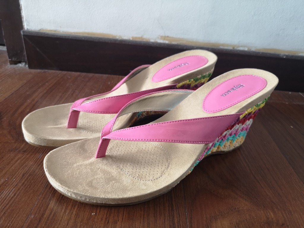 pink wedges