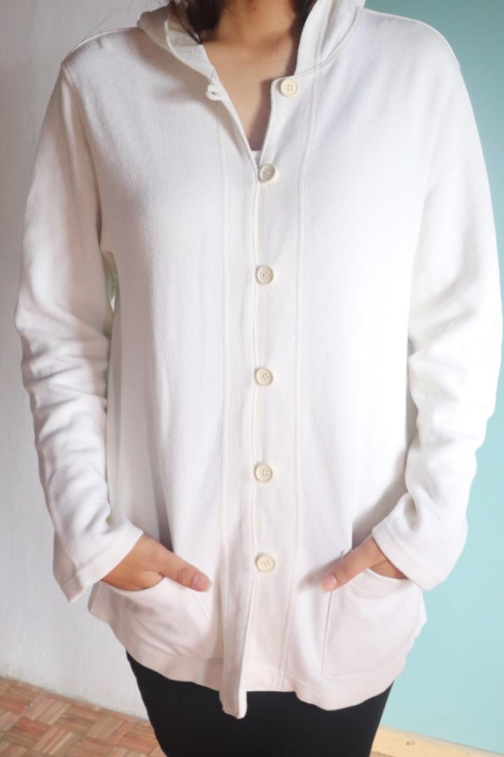 white knitted hoodie