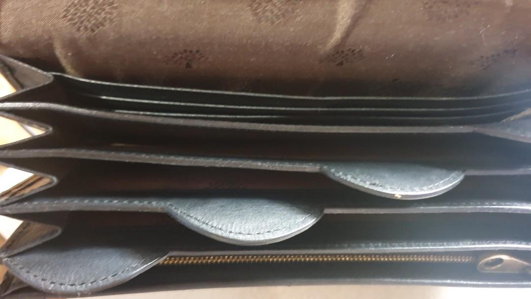 Authentic Mulberry document wallet (Category: Luxury Bags & Wallets) located in Manila. Submitted by trendy_ukay (Listing ID 1019457069, Image 2). Description: Legit flaw is the missing lock Kayo n po pagawa Maganda pa for ur small documents P2k n lang po.