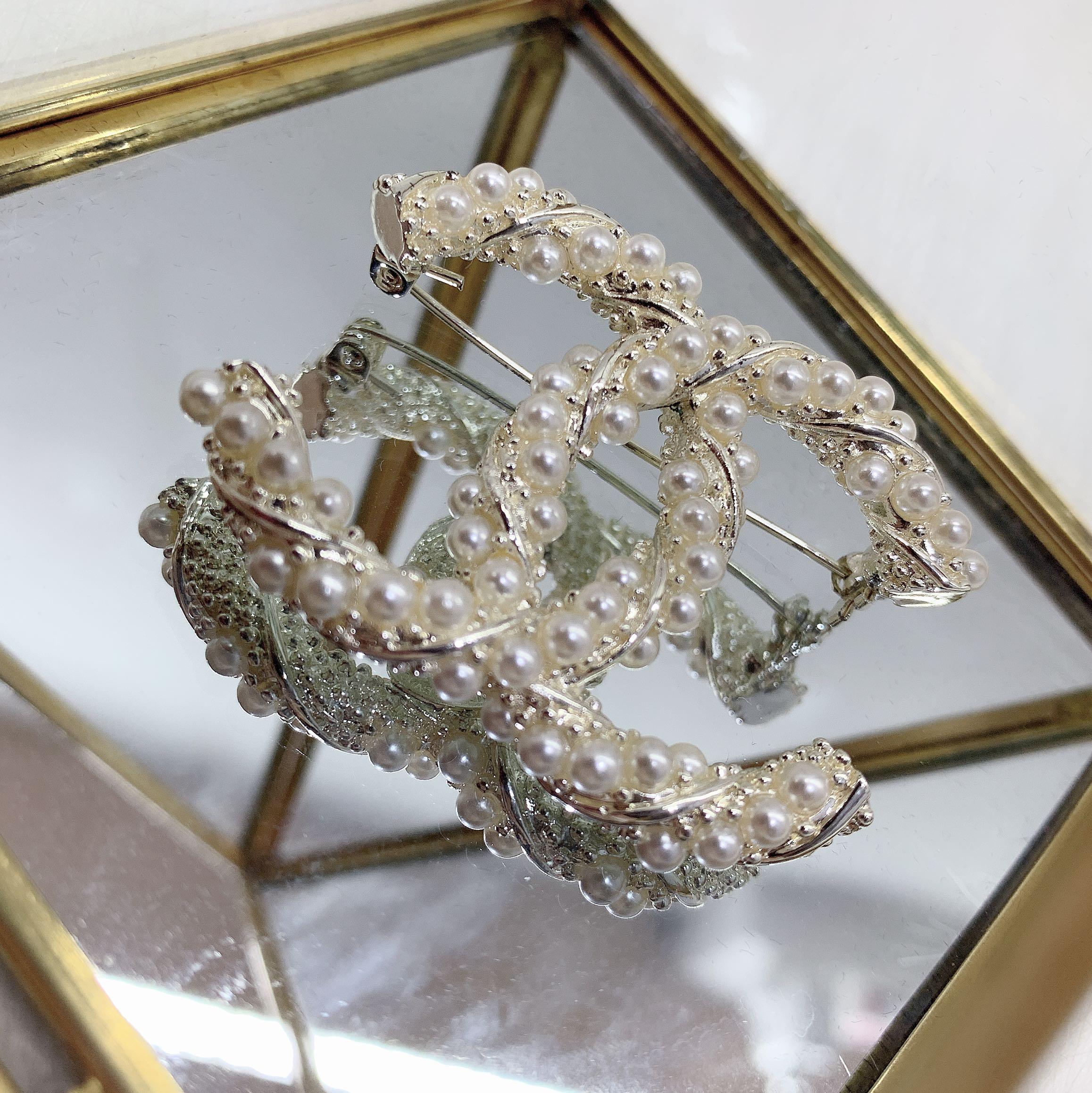 Ready‼️ Bnib Chanel brooch Big pearl Size 5.5 x 4cm 💋, Barang Mewah,  Aksesoris di Carousell