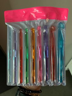 22-pc multi-coloured aluminium crochet hook set / needles / tools ranging  from 0.6mm to 6.5mm