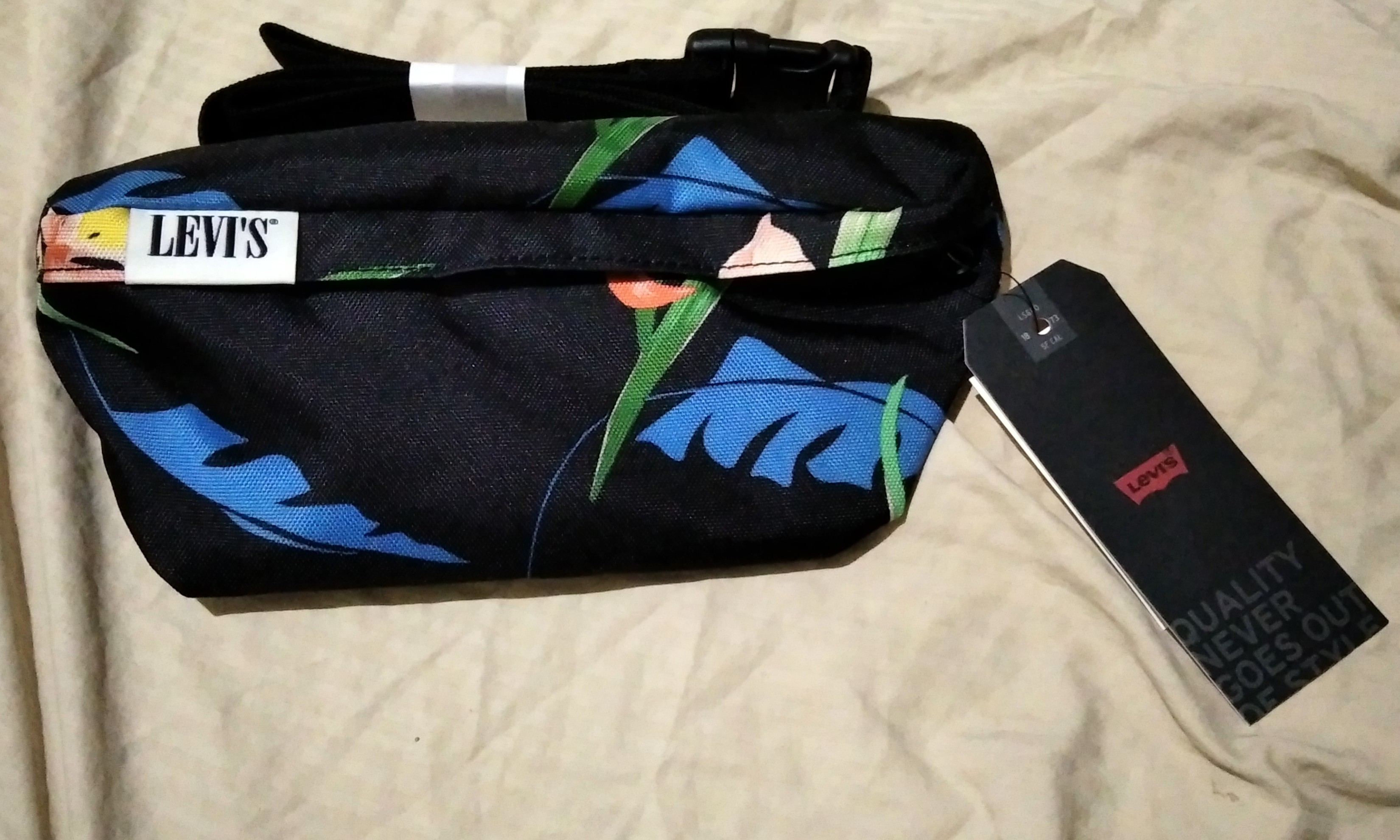 Levi's banana sling top bag
