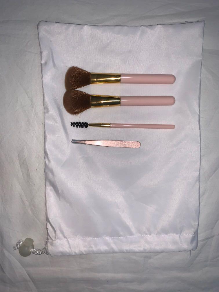 FOREVER 21 Make Up brushes set with Pouch (Category: Makeup) located in San Juan City. Submitted by tiptops.mnl (Listing ID 1019486936, Image 1). Description: 🌸Make Up Brushes with Pouch🌸 - White pouch for all make up and brushes - brushes are soft - they are cute and pastel pink - travel friendly.