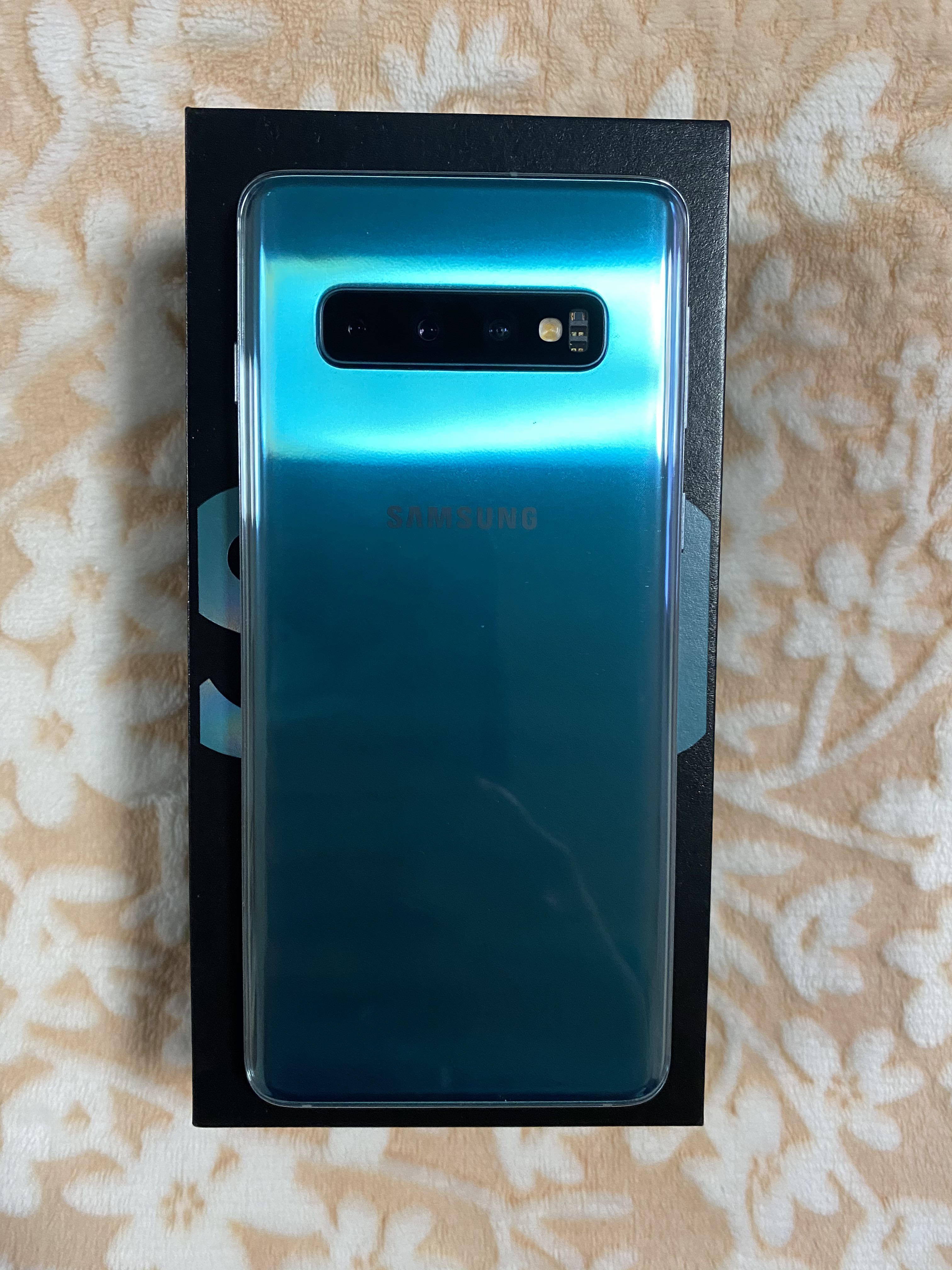Samsung S10 (Perfect condition)