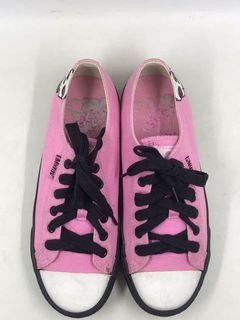 Sepatu keds misfits