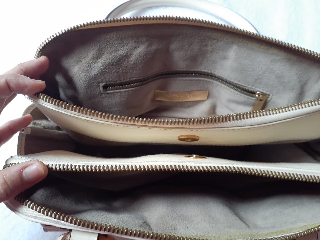 REPRICED-MARC JACOBS (Category: Luxury Bags & Wallets) located in Pasig City. Submitted by shemiyu (Listing ID 1025292885, Image 3). Description: Authebtic Marc Jacobs cream bag, good as new. 3 compartments, 1 zipped pocket, gamusa lining, gold hardwares, no tarnish, riri zipper. Price is negotiable. pm me for more details.
