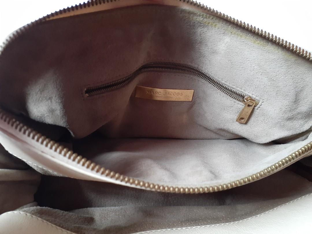 REPRICED-MARC JACOBS (Category: Luxury Bags & Wallets) located in Pasig City. Submitted by shemiyu (Listing ID 1025292885, Image 2). Description: Authebtic Marc Jacobs cream bag, good as new. 3 compartments, 1 zipped pocket, gamusa lining, gold hardwares, no tarnish, riri zipper. Price is negotiable. pm me for more details.