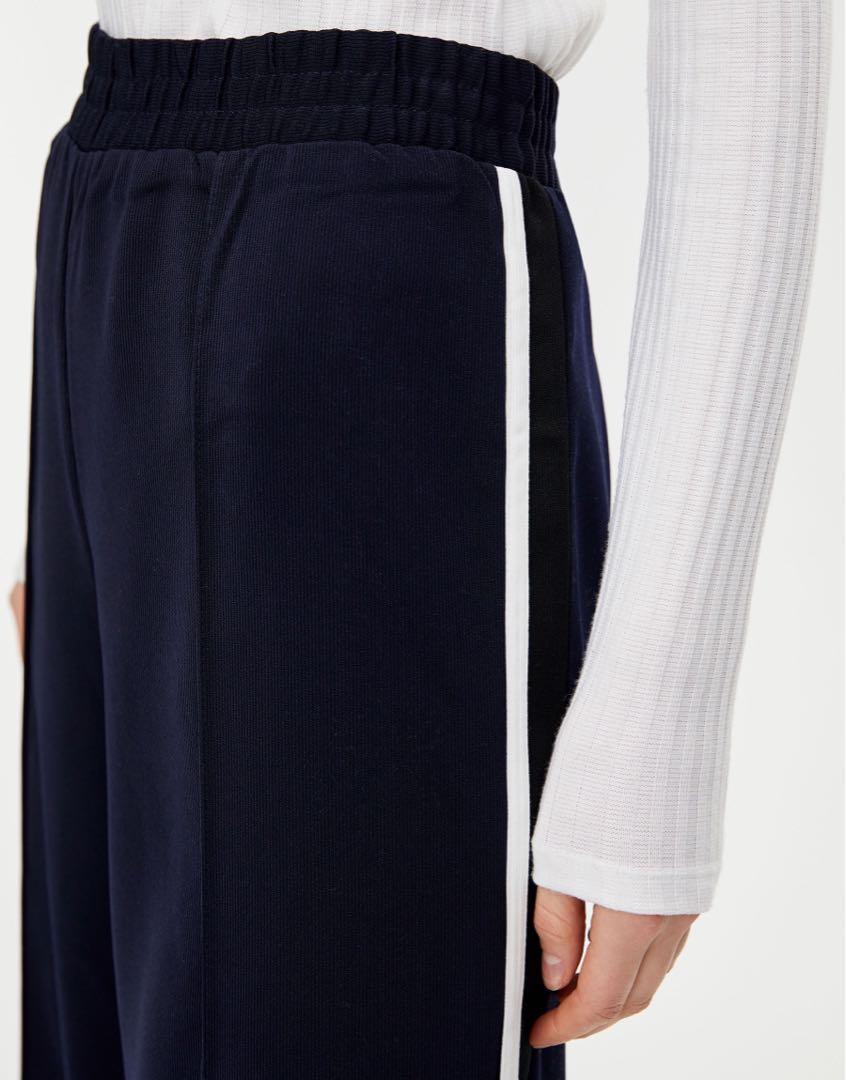 Pull&Bear Pants (Category: Other Bottoms) located in Singapore. Submitted by junestan (Listing ID 1025254061, Image 3). Description: Brand new Pull&Bear Pants Sporty pants with side stripes .
