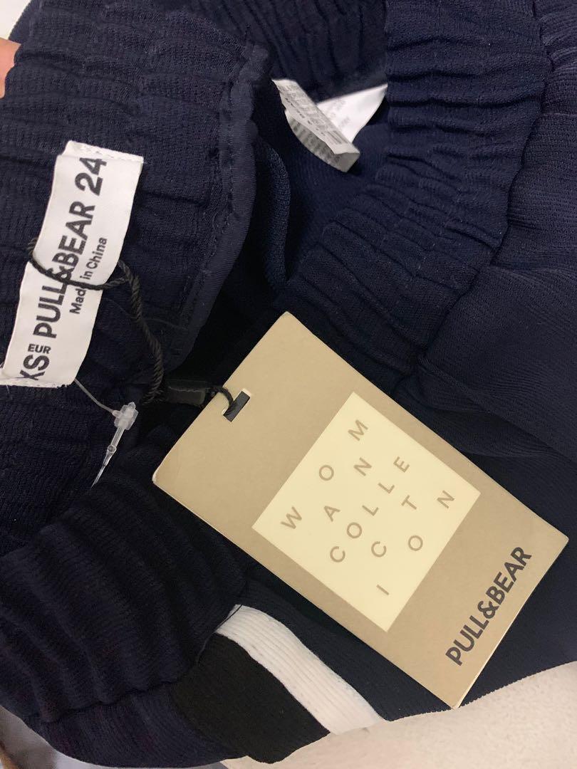 Pull&Bear Pants (Category: Other Bottoms) located in Singapore. Submitted by junestan (Listing ID 1025254061, Image 5). Description: Brand new Pull&Bear Pants Sporty pants with side stripes .