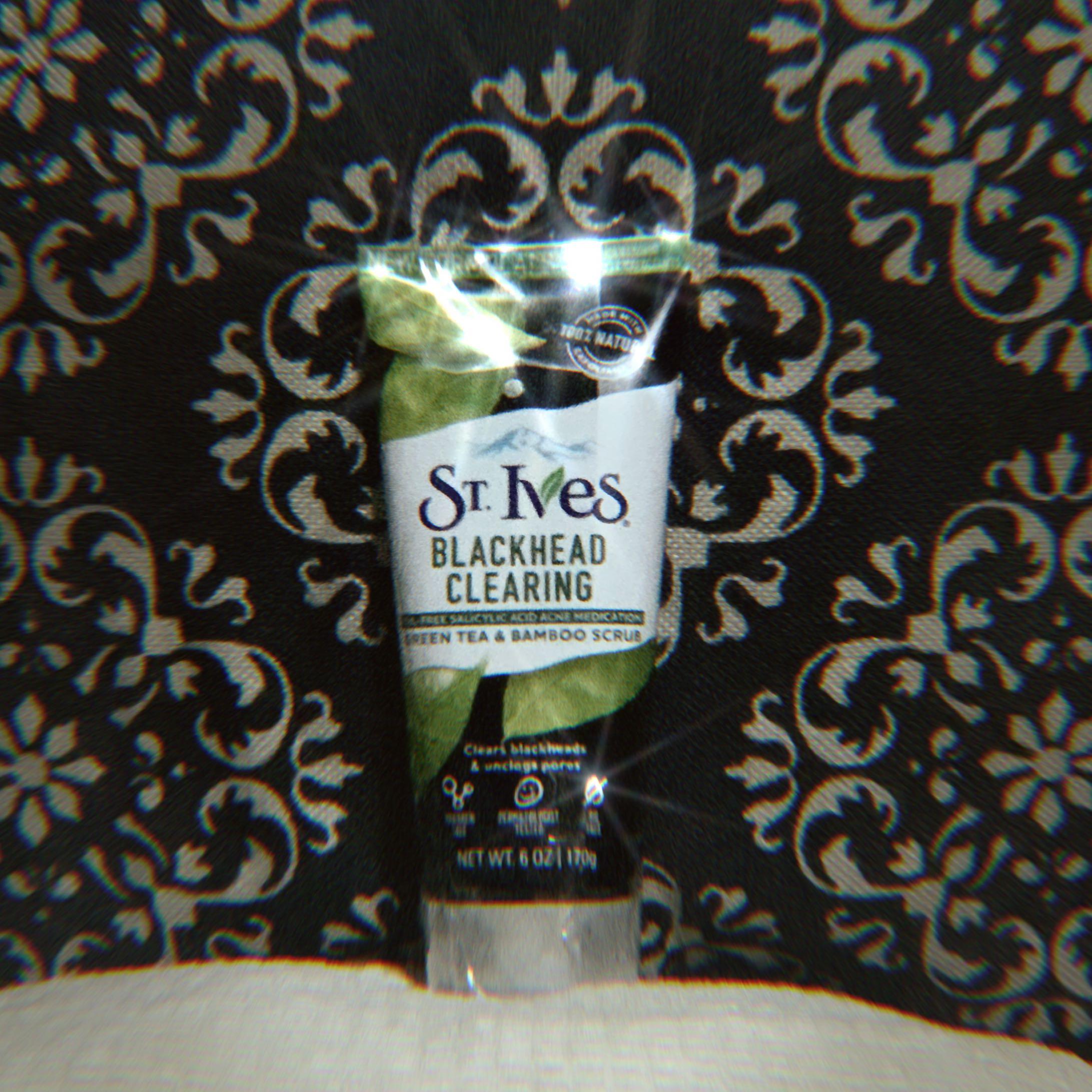 St. Ives Blackhead Clearing Green Tea & Bamboo (Category: Face Care) located in Mandaluyong City. Submitted by lady.lannister (Listing ID 1025105432, Image 1). Description: St. Ives Blackhead Clearing 💯 Original Brand new and sealed 💓 Super effective!!! About the product: Contains 1% salicylic acid to helps clear blackheads and calm redness Made with 100% natural exfoliants and helps unclogs pores* Our green tea leaves are carefully picked from
