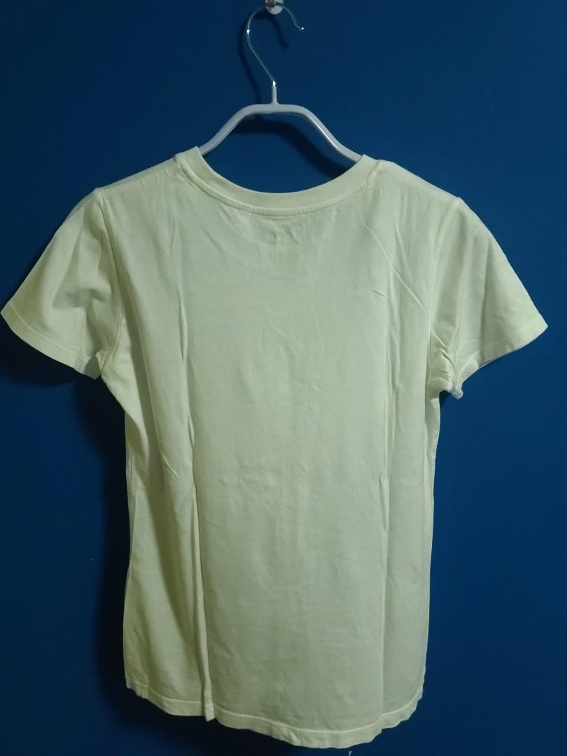 Uniqlo T （分類：T-shirt）位於 Hong Kong。 由 simplelifewfh 提交（商品編號 1025125245，圖片 3）。簡介： Uniqlo T S碼(155/80A) 胸寬 41.5cm 衣長 58cm *人手量度有1~2cm的誤差 ※為二手衣物，介意勿買，感謝各位😊。