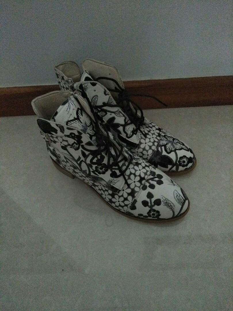 BLACK AND WHITE FLORAL BOOTS, Women's 