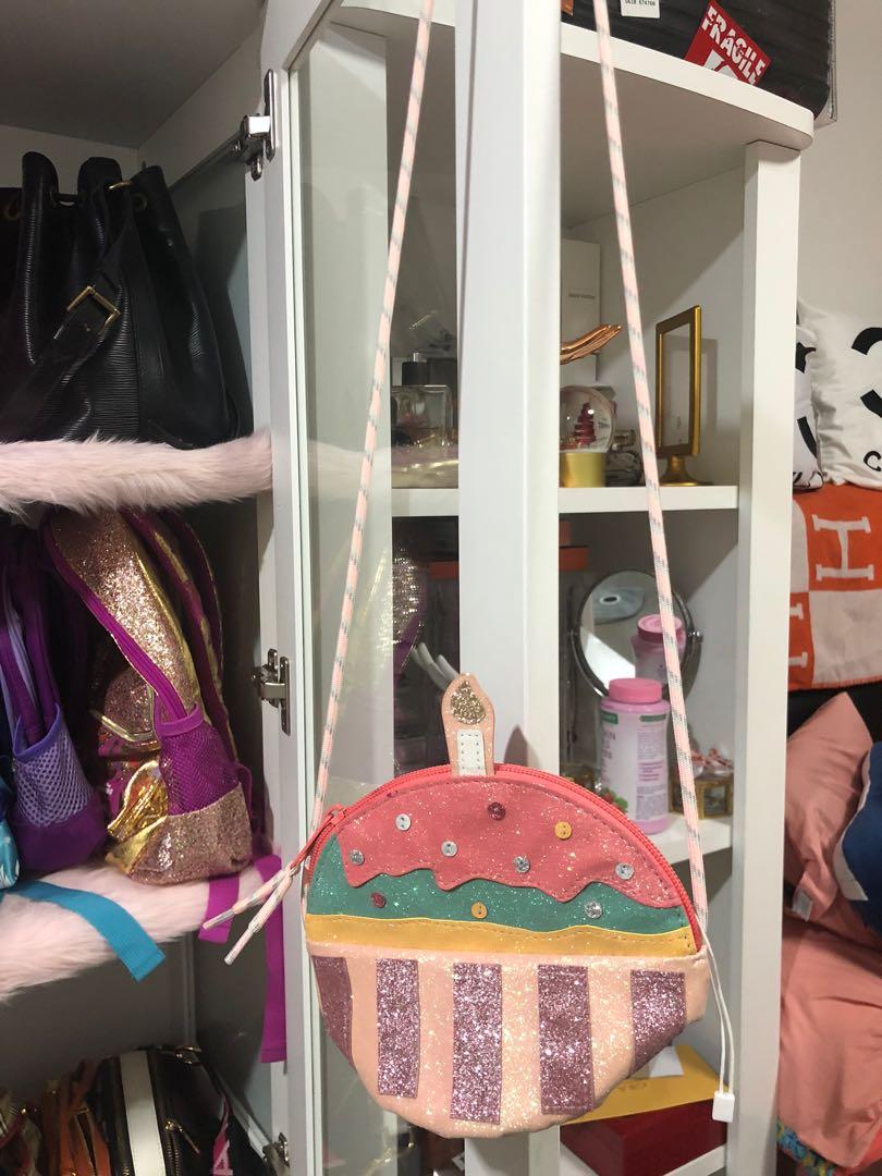 Kids shoulder bag (Category: Diaper Bags & Wetbags) located in Makati City. Submitted by supplementary (Listing ID 1027365883, Image 1). Description: Used once lang. .