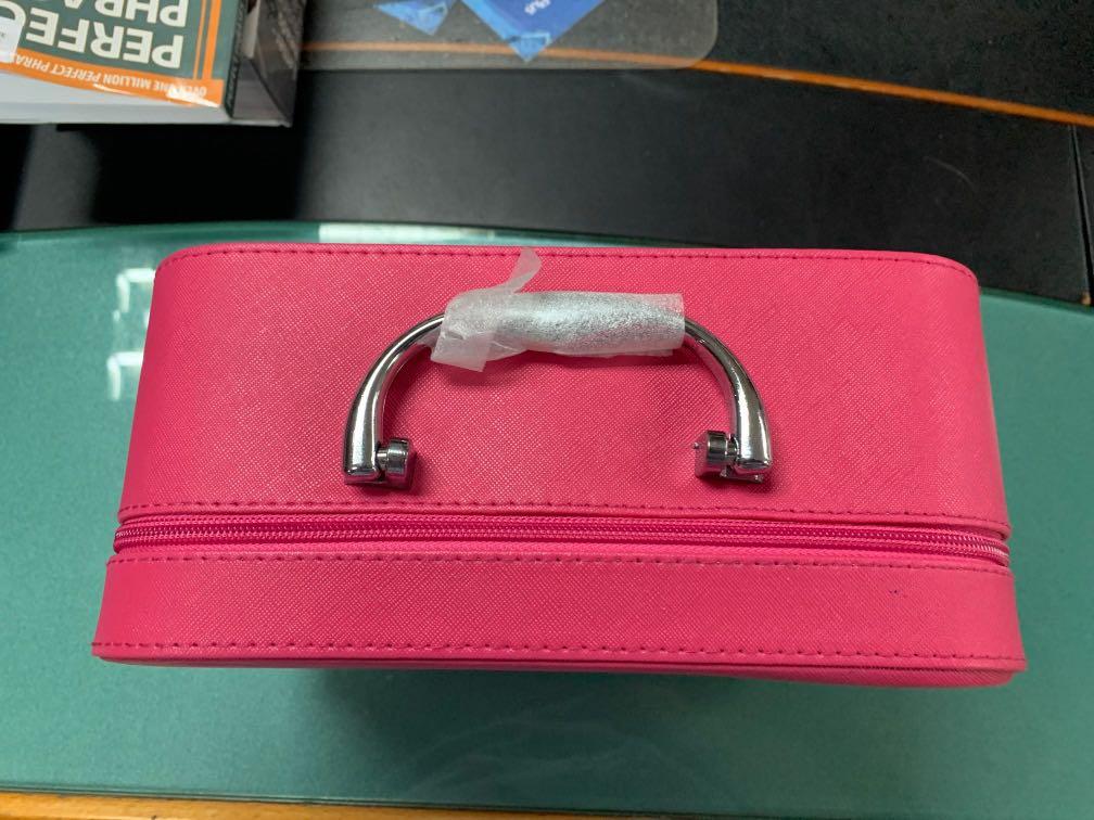 Make up Storage Bag (Category: Makeup) located in Pasay City. Submitted by ayinong168 (Listing ID 1027339170, Image 2). Description: Item is in excellent condition with issues see pics pm for inquiries.