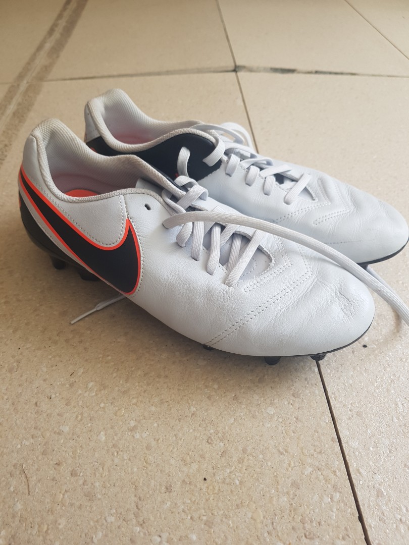 tiempo soccer boots