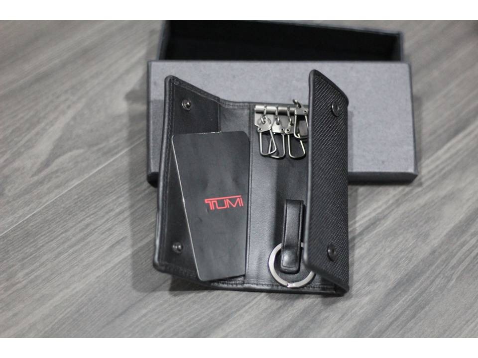 New in box Tumi 019262D Trifold Key Case, Men's Fashion, Watches