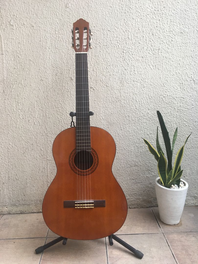 YAMAHA C40 Acoustic Guitar (with Guitar Stand)