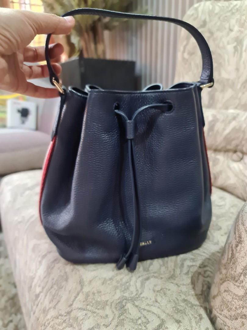 Bally bucket bag warna navy, Barang Mewah, Tas & Dompet di Carousell