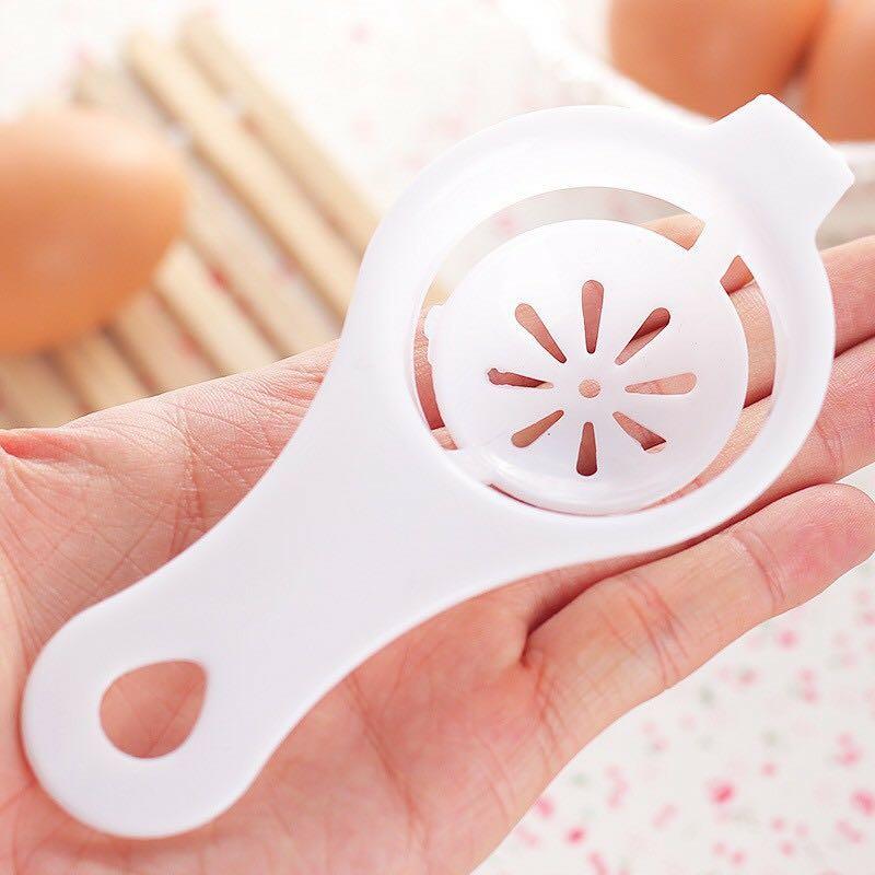 Egg separator (Category: Cookware & Accessories) located in Singapore. Submitted by han.woo (Listing ID 1027557458, Image 1). Description: 13 x 6cm Plastic .
