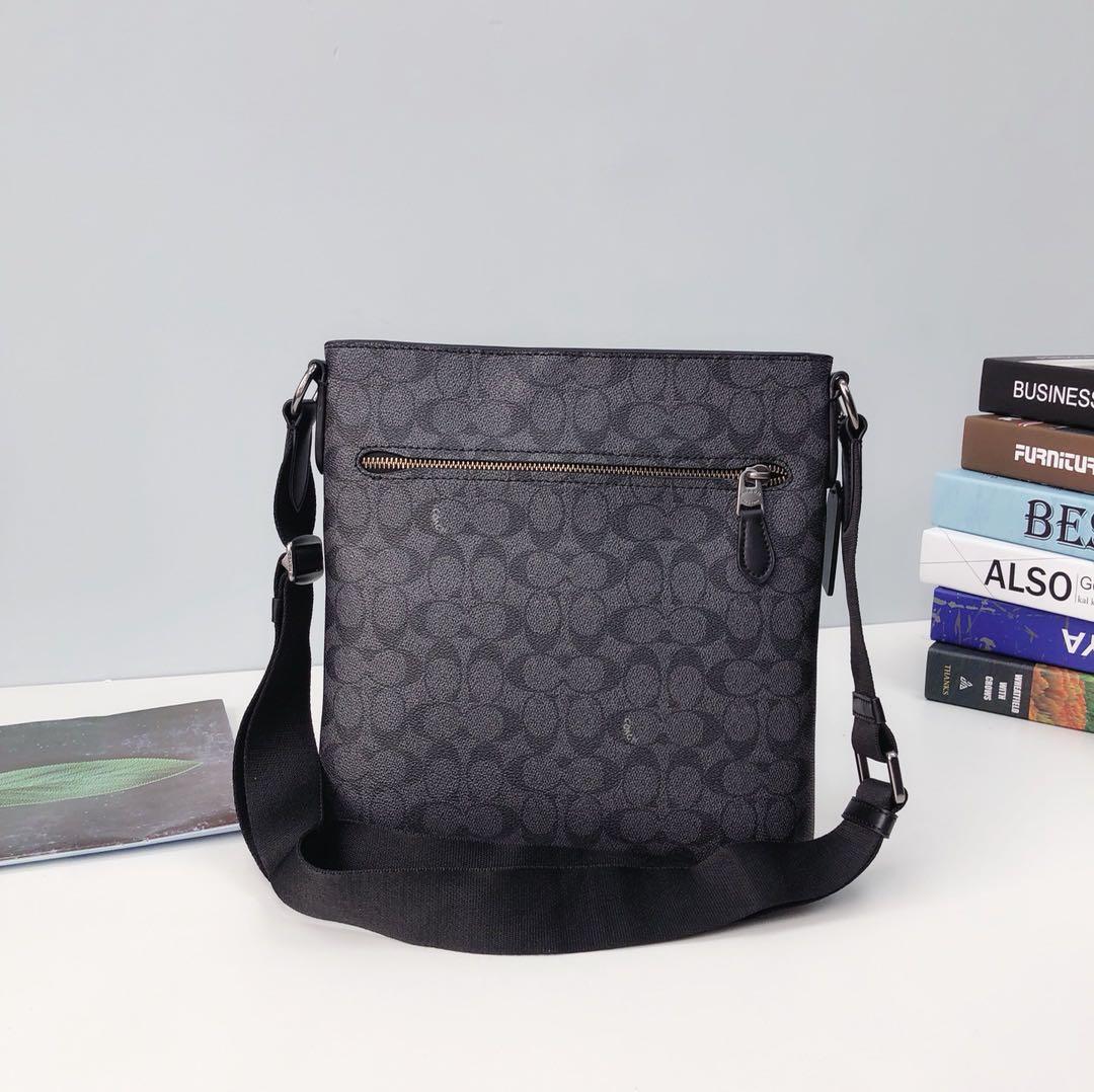metropolitan slim messenger in signature canvas