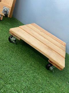 Plant caddy roller with lock