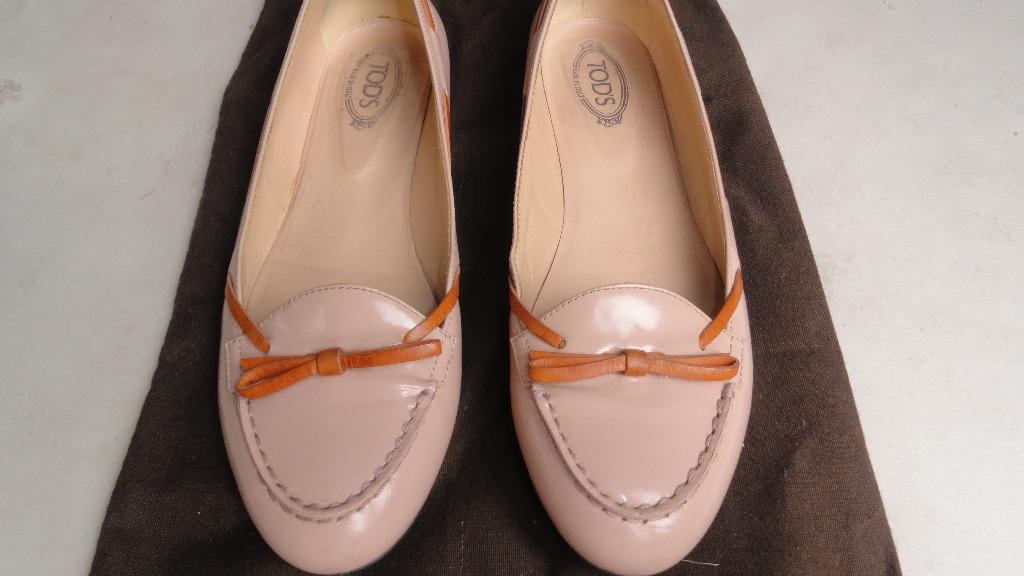 Tod's Patent Leather ballet flats (Category: Flats & Sandals) located in Quezon City. Submitted by nykuh (Listing ID 1027631919, Image 1). Description: Slightly used beautiful original Tods pink, patent leather ballet flats in size 38.5. Dust bag included, no box. MOP: Bank transfer or Gcash RFS: decluttering For pick up c/o buyer (Grab, Lalamove, Mr Speedy, LBC, etc).