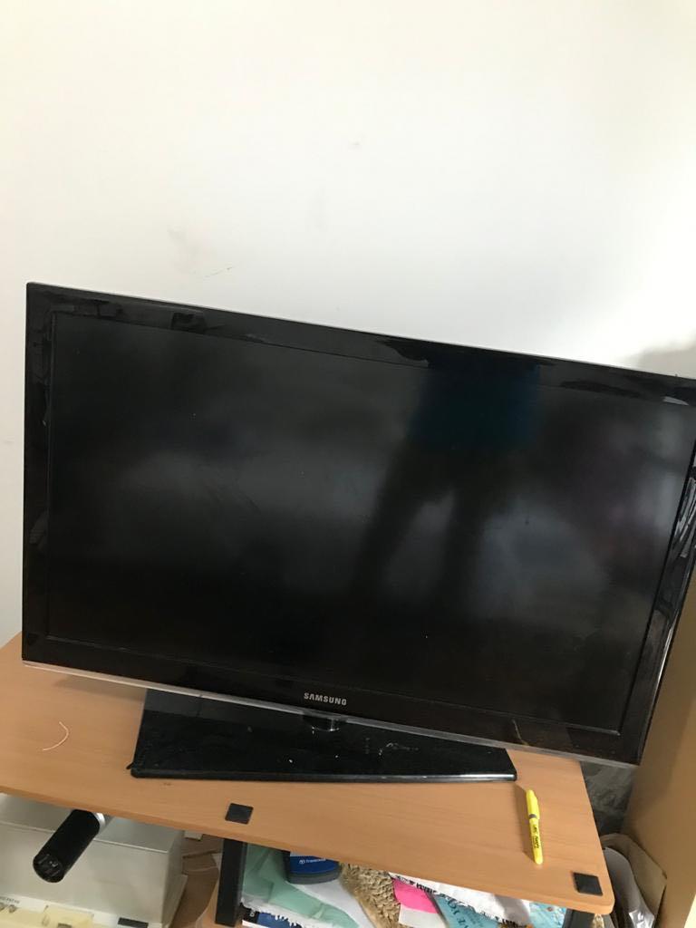 38x24 inches Samsung tv (Category: TV) located in Makati City. Submitted by tropic_babe (Listing ID 1027872455, Image 1). Description: Moving out sale .