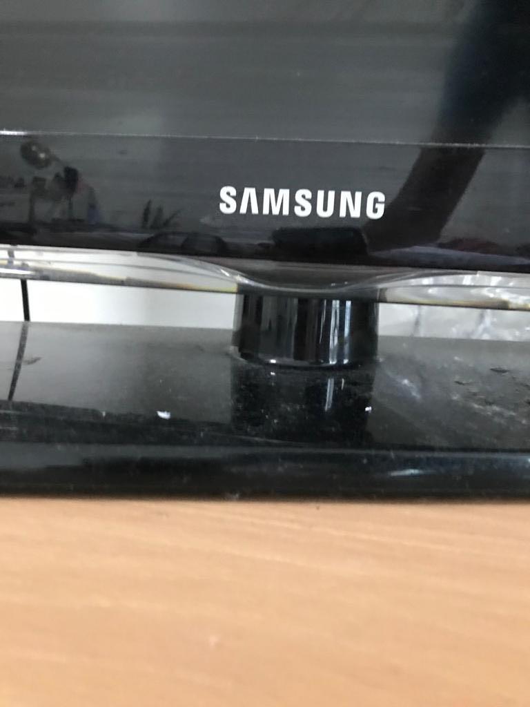 38x24 inches Samsung tv (Category: TV) located in Makati City. Submitted by tropic_babe (Listing ID 1027872455, Image 3). Description: Moving out sale .