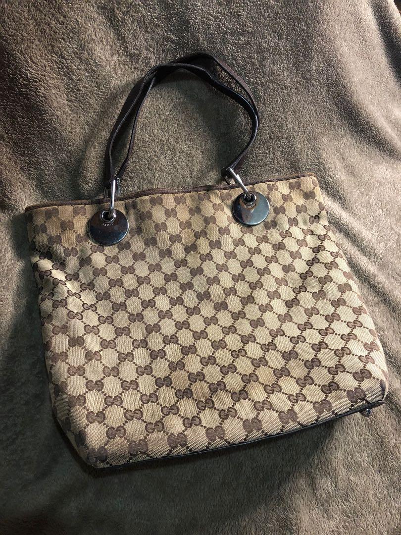 Gucci brown monogram eclipse medium tote bag (Category: Luxury Bags & Wallets) located in San Pedro. Submitted by allenaaa (Listing ID 1027866332, Image 1). Description: Gucci brown monogram eclipse medium tote bag Rfs: Decluttering All pics are posted..