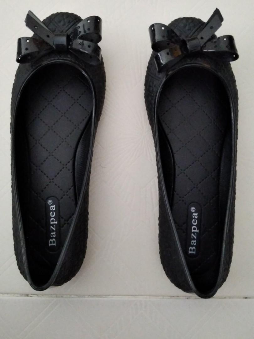 shoes in black colour