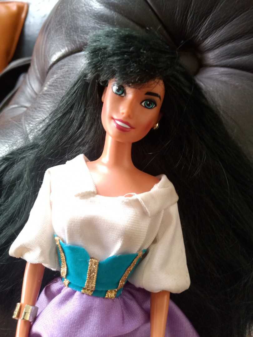 Barbie esmeralda top doll