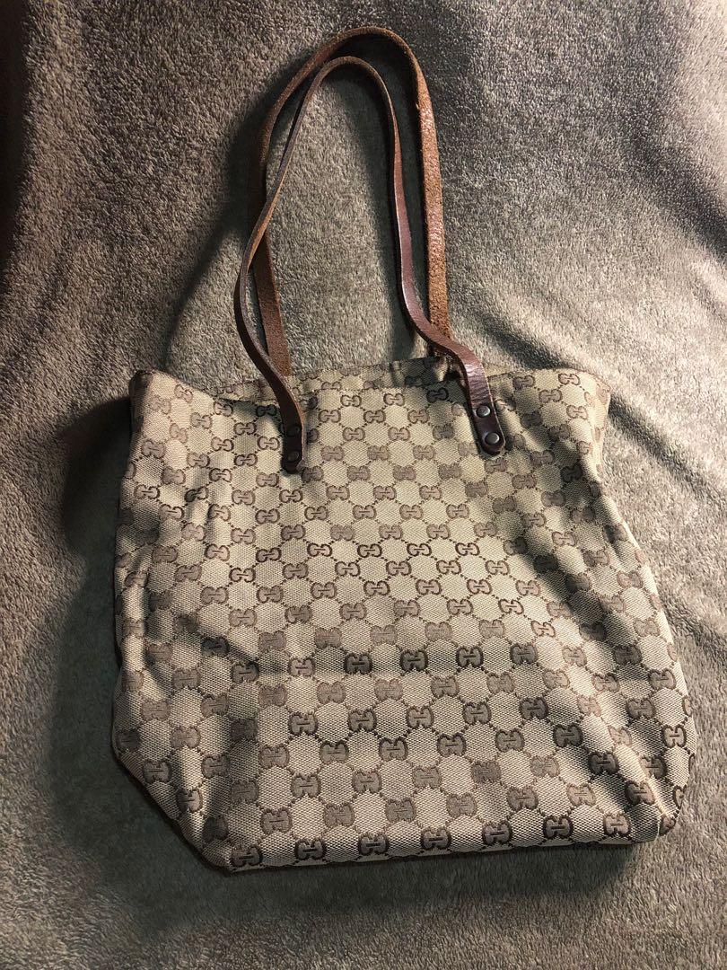 Tote bag (Category: Tote Bags) located in San Pedro. Submitted by allenaaa (Listing ID 1027874537, Image 1). Description: Tote bag (Gucci inspired/peg only) but nice material. Size: Medium Rfs: Decluttering All pics are posted..