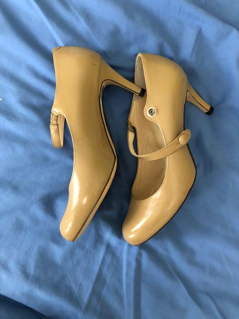 clarks yellow heels