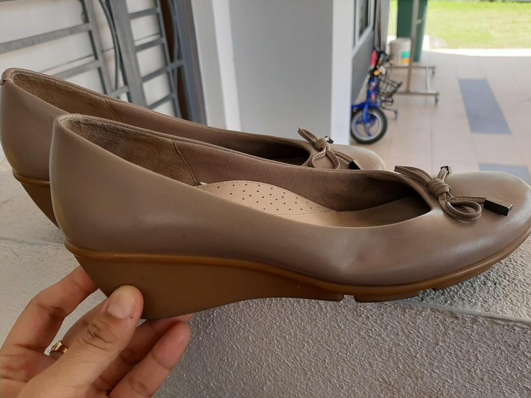 harga flat shoes hush puppies