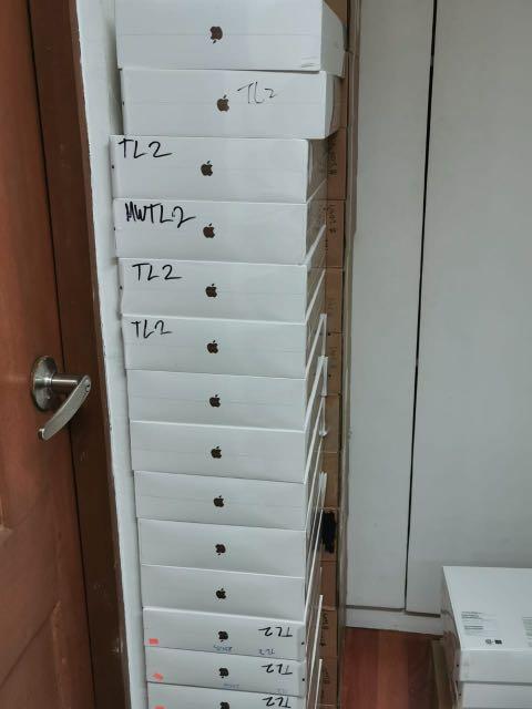 Macbook and ipad pro (Category: Laptops & Notebooks) located in Marikina City. Submitted by Shopaholic_Mama (Listing ID 1028136683, Image 3). Description: Selling Ipad pro, Iphone 11 and Macbook pro. Dm me for prices .