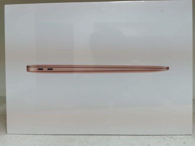 Macbook and ipad pro (Category: Laptops & Notebooks) located in Marikina City. Submitted by Shopaholic_Mama (Listing ID 1028136683, Image 2). Description: Selling Ipad pro, Iphone 11 and Macbook pro. Dm me for prices .