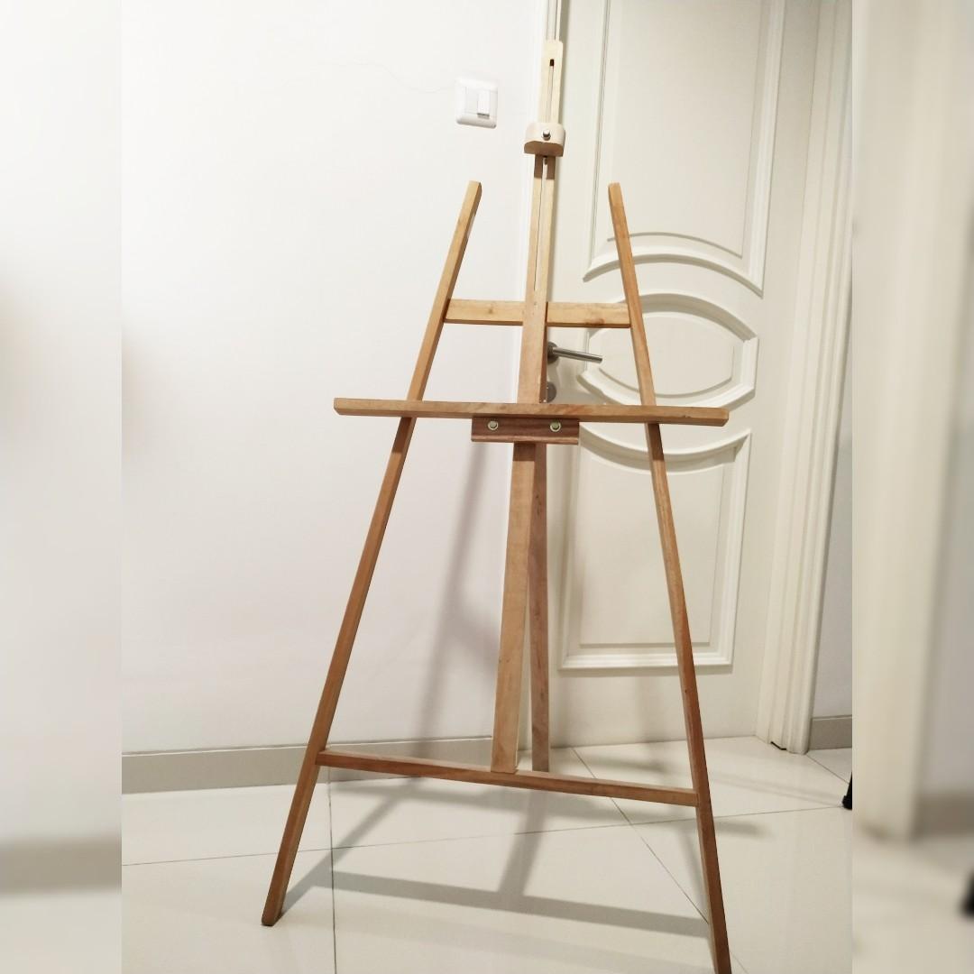 Big Easel/Stand Lukis Kayu/Bekas/T 160, L 60, Perabotan Rumah di Carousell